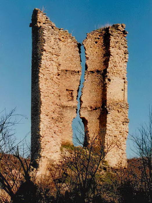 CASTILLO EN RUINAS JUNTO A BALD&Oacute;S
